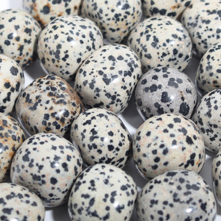 Pierres roulées en jaspe dalmatien